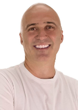 Retrato de GUSTAVO VALADARES