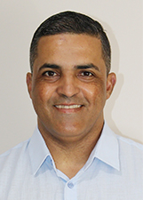 Retrato de LÉO FREITAS