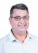 Retrato de JAMES MIOLO